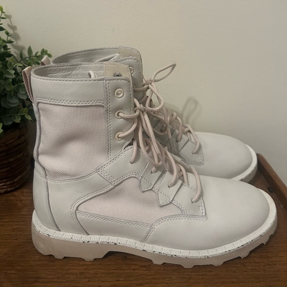 SOREL Caribou OTM bootie Snow Boots Natural Sea-Salt Gray White US 10.5 Reg $180 - Picture 1 of 5